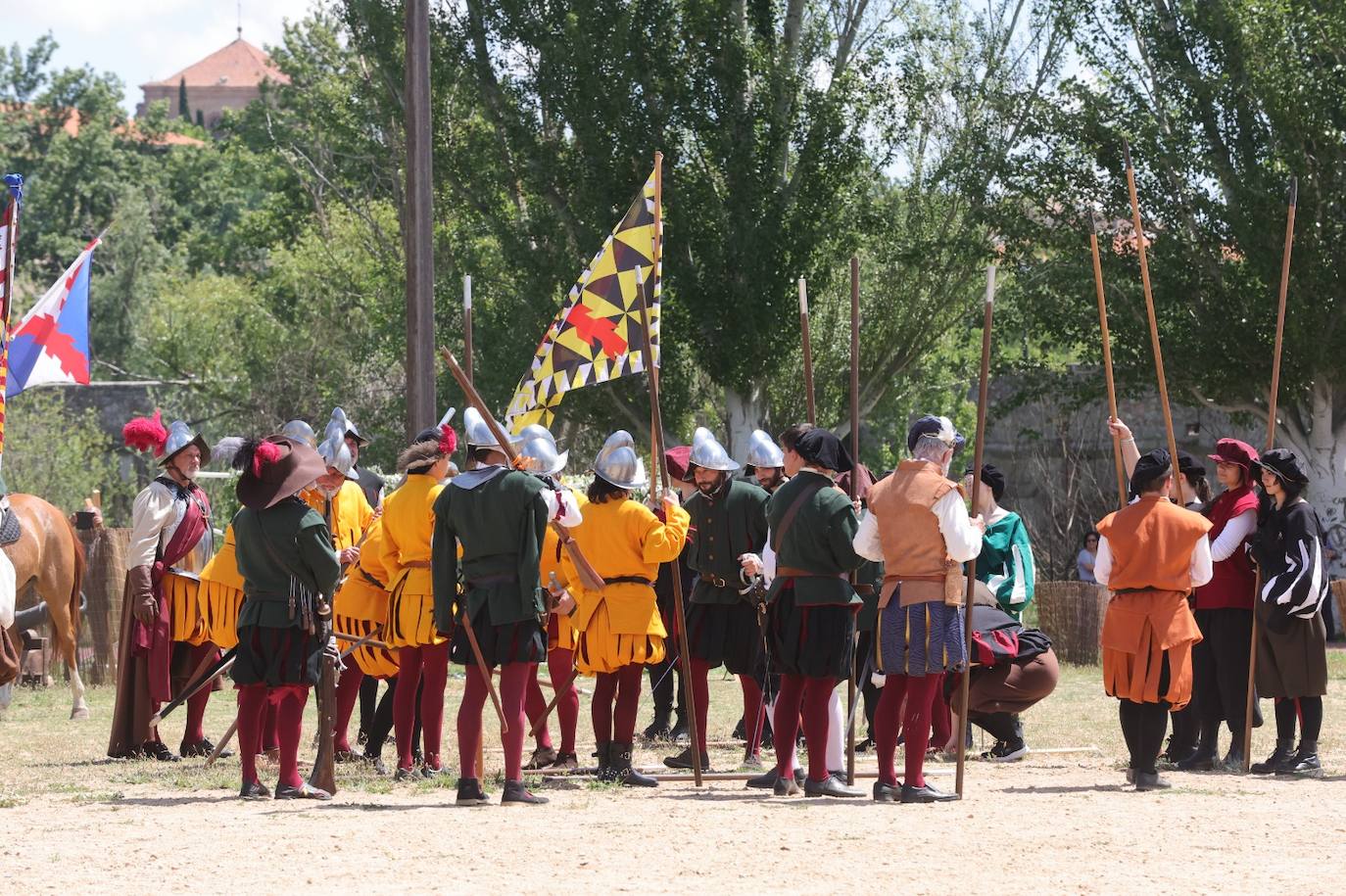 Los salmantinos viajan en el tiempo y reviven batallas de caballería junto al Tormes