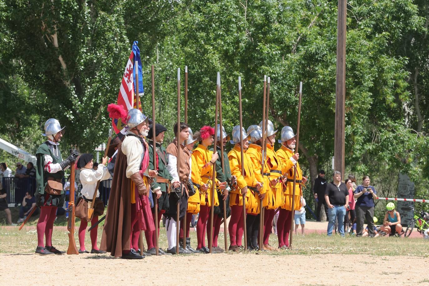 Los salmantinos viajan en el tiempo y reviven batallas de caballería junto al Tormes