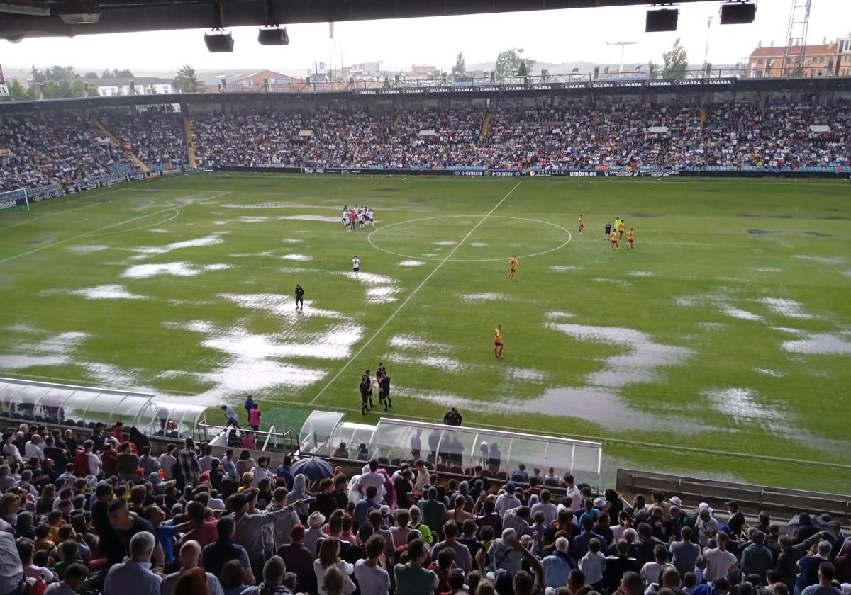 La tromba de agua y granizo que ha parado el partido en el Helmántico