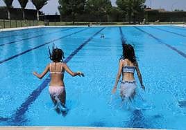 Dos adolescentes en la pisicina del Helmántico en una imagen de archivo.