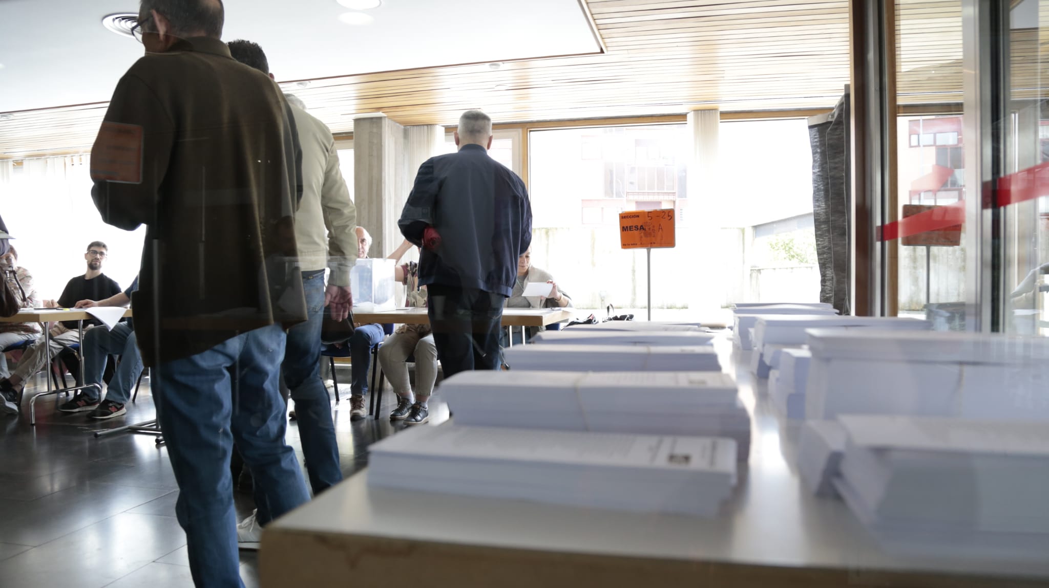 Varios salmantinos realizan el voto en las recientes elecciones municipales.