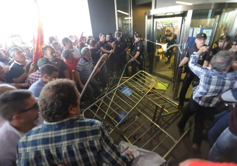 Los manifestantes, intentando entrar en la sede de la Junta.
