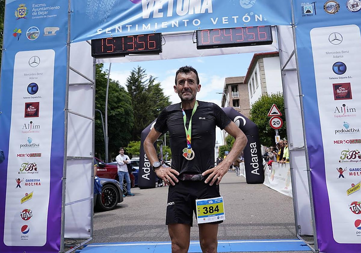 Miguel Heras en la meta de la Ruta Vetona bejarana.