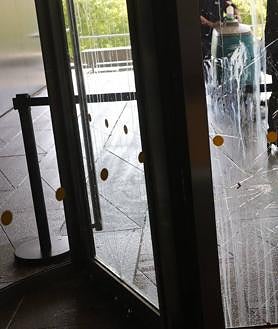 Imagen secundaria 2 - El día después del asalto: muchos desperfectos y en busca de los autores