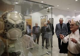 Marcelino Maté, presidente de la Territorial, enseña varios trofeos a Del Bosque y D'Alessandro, entre otros.