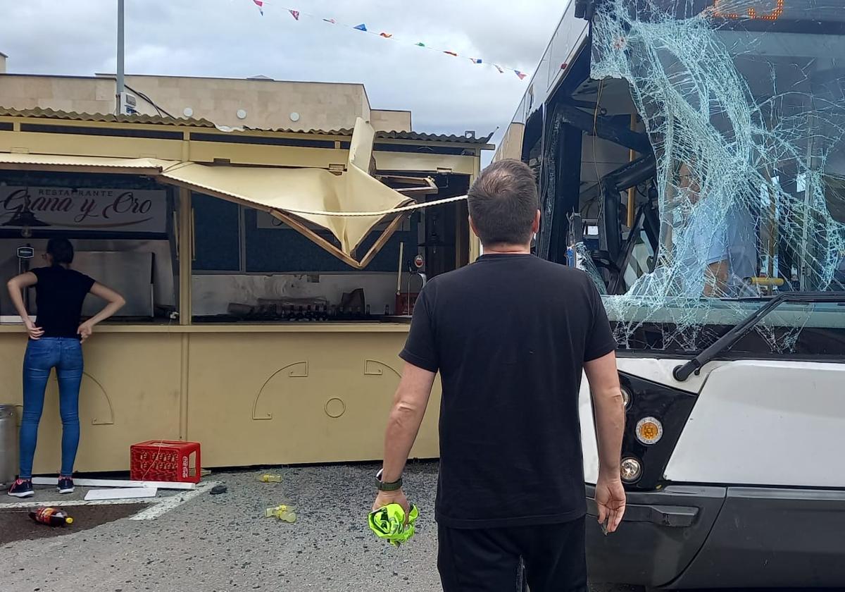 Un autobús se estampa contra una caseta de feria en Villares de la Reina