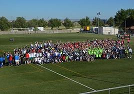 Foto de familia de una edición pasada del 'Mundialito por la Inclusión'.