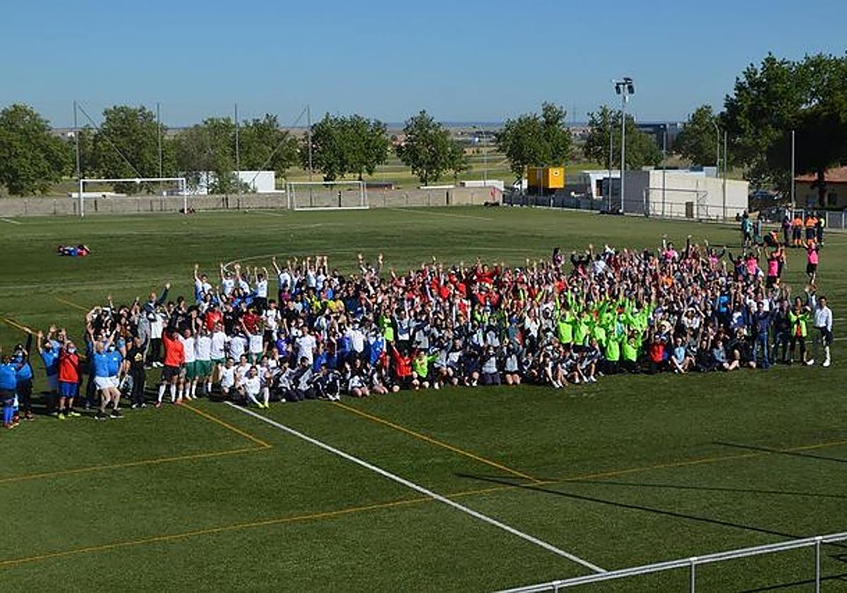 Foto de familia de una edición pasada del 'Mundialito por la Inclusión'.