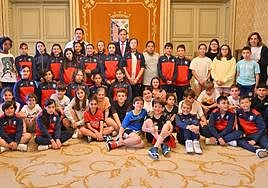 El alcalde, Carlos García Carbayo, recibió a los niños del colegio Divino Maestro de Santiago de Compostela.