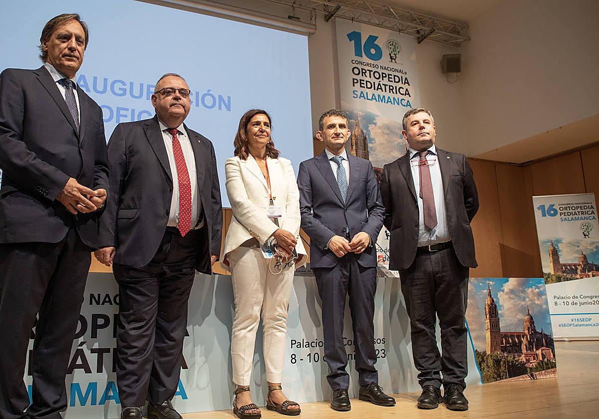 El alcalde de Salamanca, Carlos García Carbayo, primero por la izda. en la inauguración del Congreso.