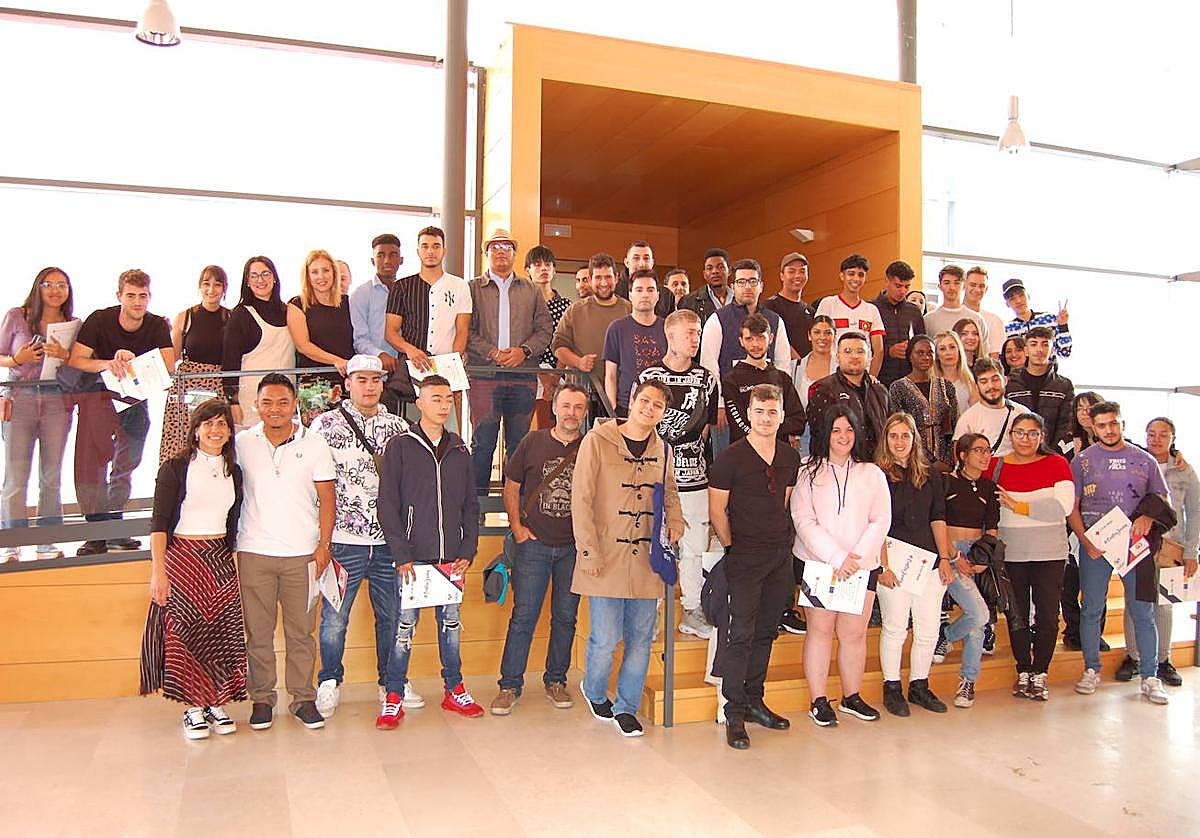 Foto de familia con los jóvenes que han recibido los diplomas por parte de Cruz Roja.