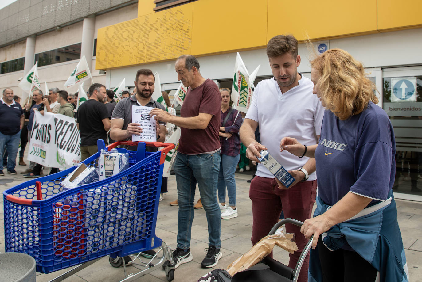 Imagen principal - Los ganaderos salmantinos protestan y tiran leche frente a un hipermercado