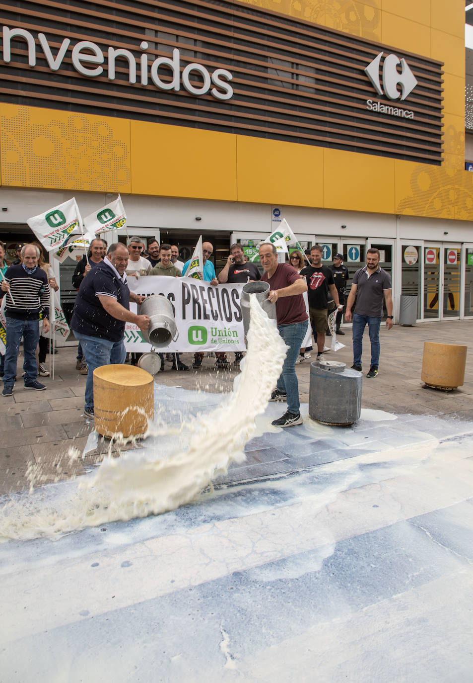 Imagen secundaria 2 - Los ganaderos salmantinos protestan y tiran leche frente a un hipermercado