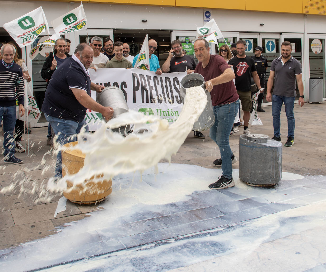 Representantes de UCCL Salamanca se concentran ante un supermercado en Salamanca en protesta por los precios de la leche.