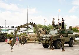 El Día de las Fuerzas Armadas en el Centro Comercial El Tormes.