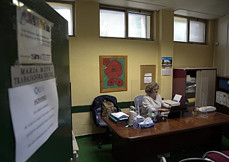 Imagen secundaria 1 - La sede de la asociación tiene actividad mañana y tarde de lunes a viernes, cuenta con una trabajadora social y los propios socios se encargan de las labores de mantenimiento y limpieza.