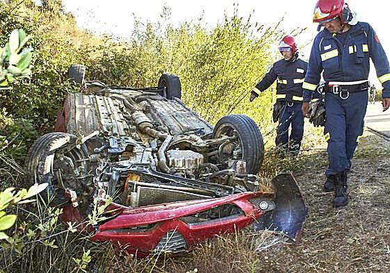 Los bomberos de Ciudad Rodrigo durante una actuación en un accidente de tráfico.