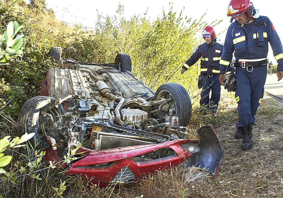 Los bomberos de Ciudad Rodrigo durante una actuación en un accidente de tráfico.