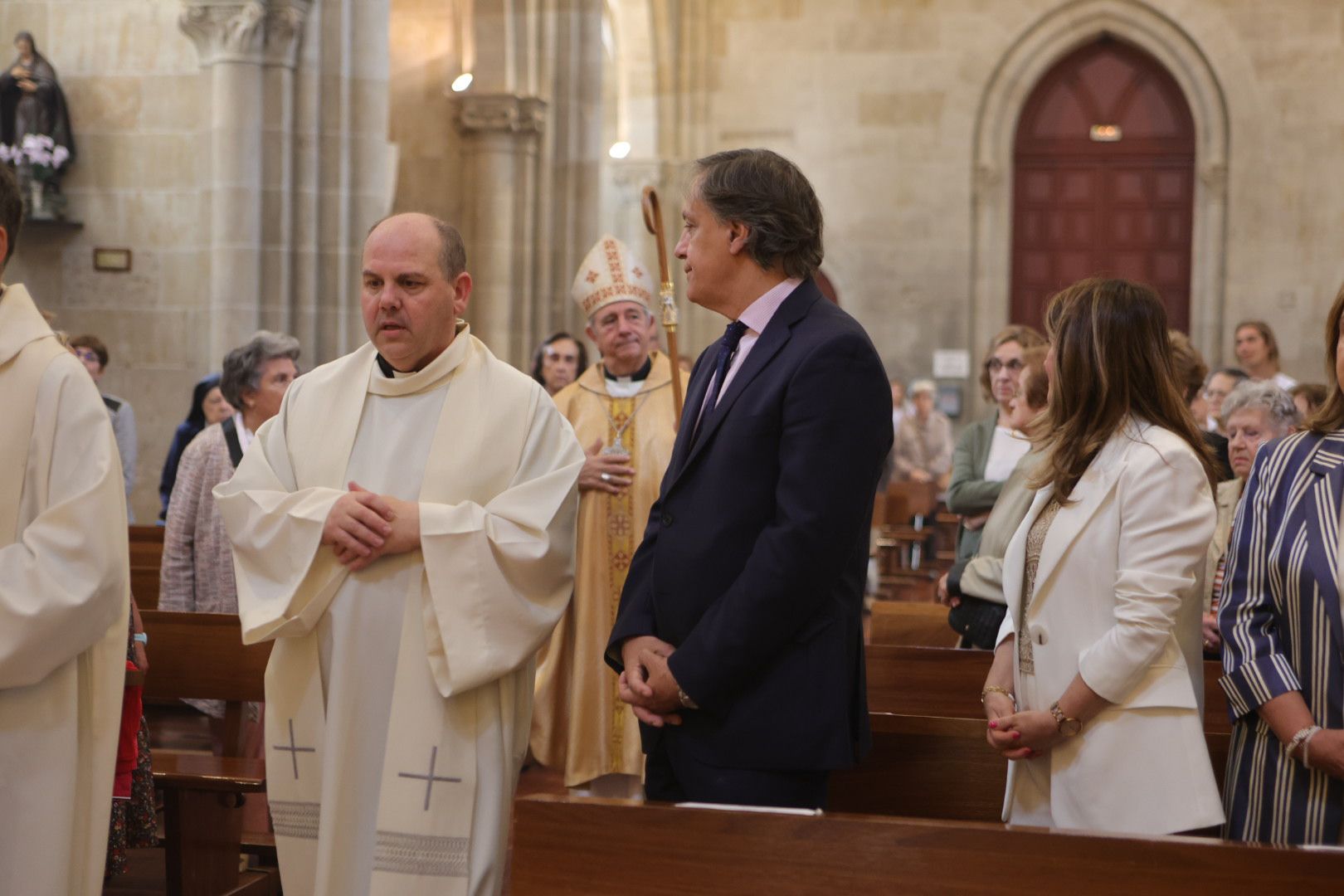 Los salmantinos no fallan a la cita para la tradicional ofrenda floral a San Juan de Sahagún
