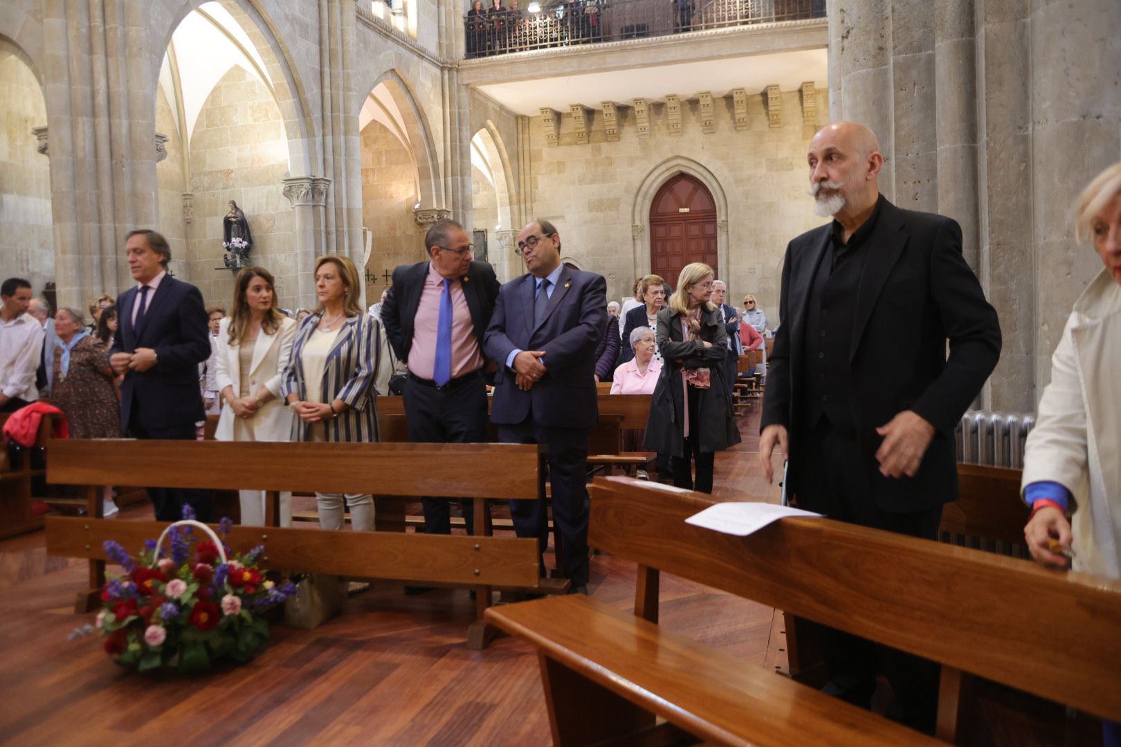 Los salmantinos no fallan a la cita para la tradicional ofrenda floral a San Juan de Sahagún