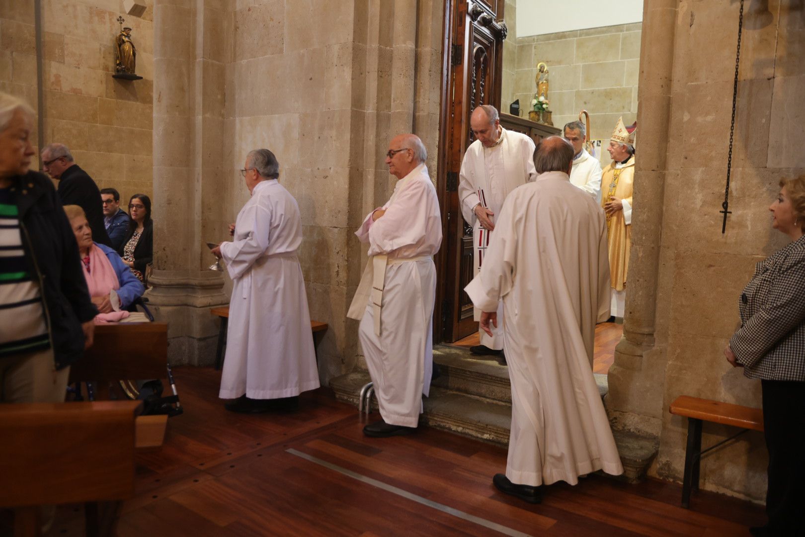 Los salmantinos no fallan a la cita para la tradicional ofrenda floral a San Juan de Sahagún