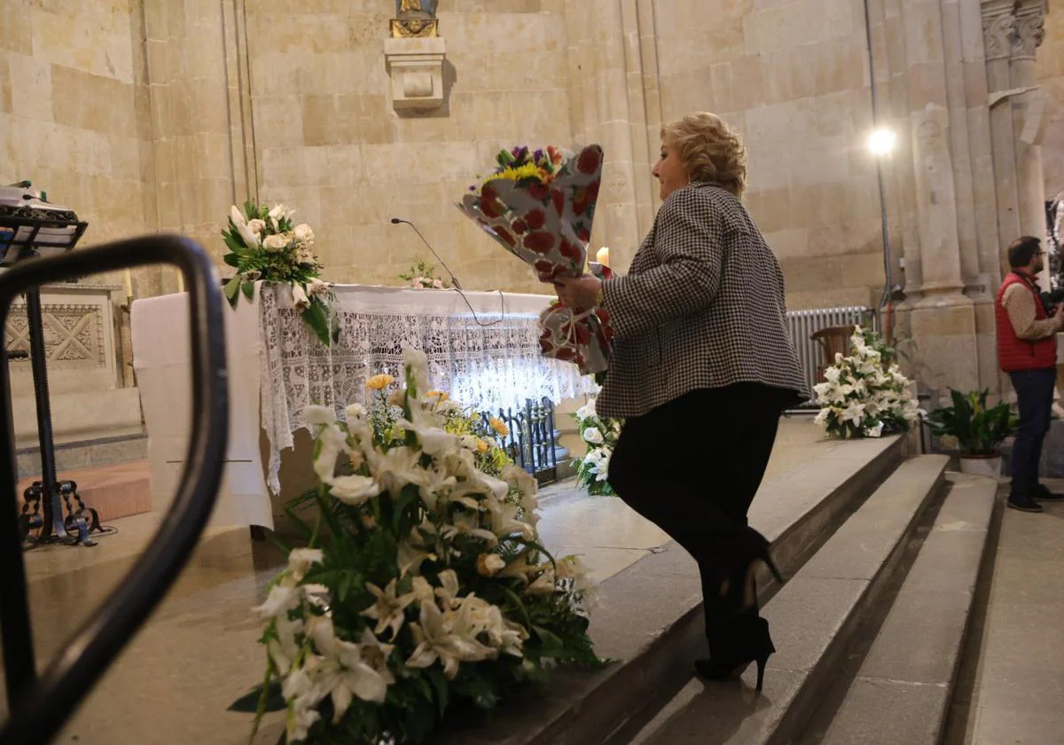 Los Salmantinos No Fallan A La Cita Para La Tradicional Ofrenda Floral ...