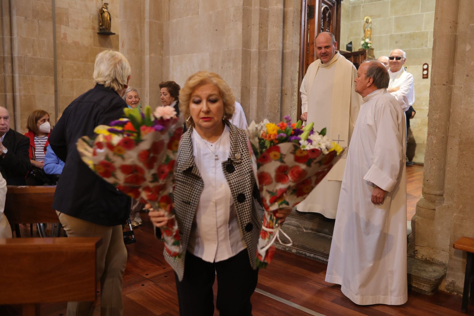 Los salmantinos no fallan a la cita para la tradicional ofrenda floral a San Juan de Sahagún