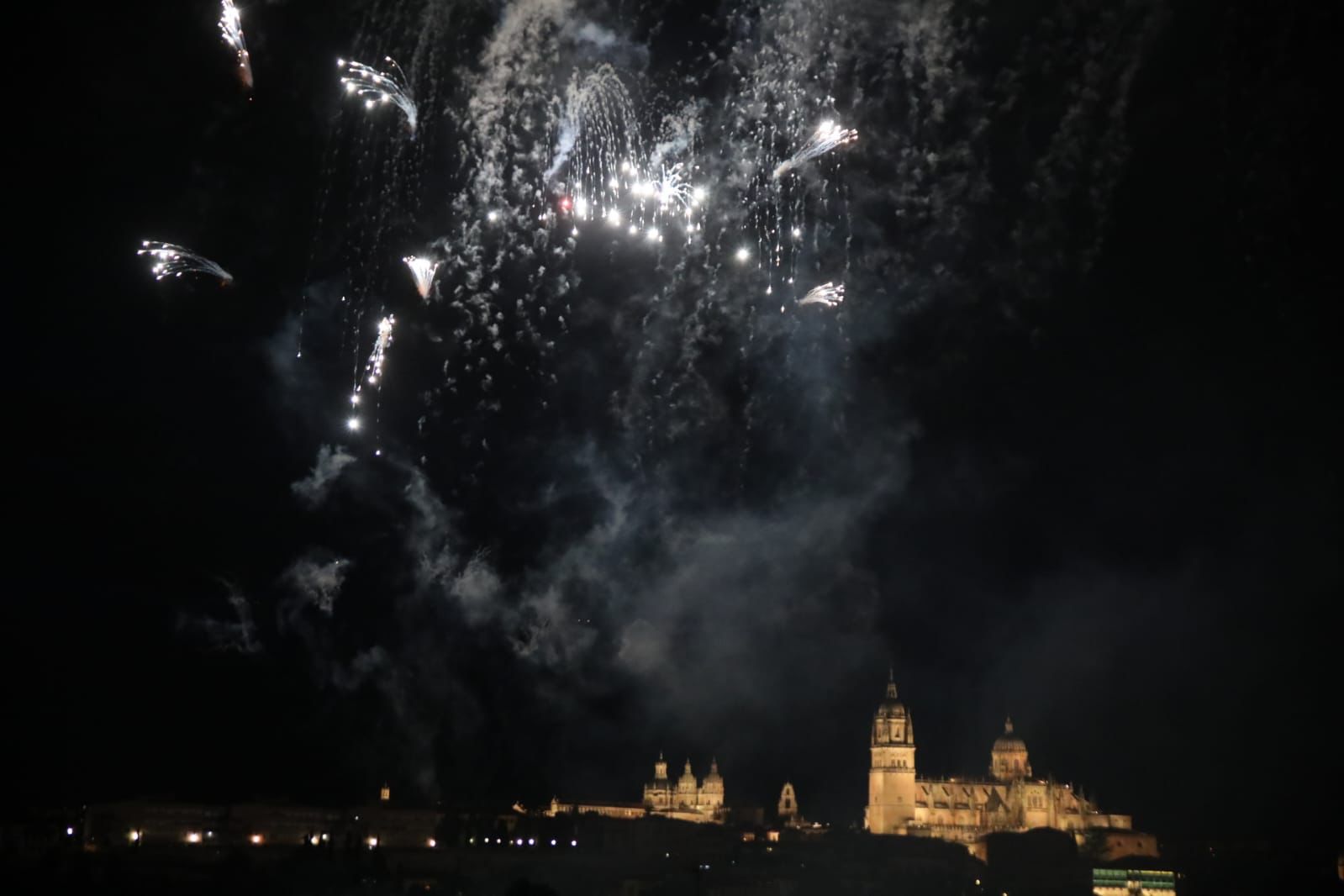 Salamanca despide San Juan de Sahagún con un espectáculo de fuegos artificiales