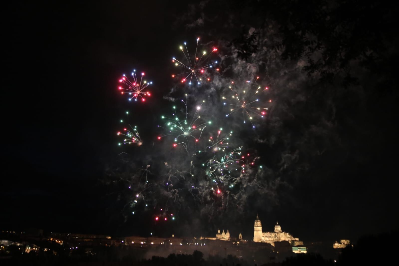 Salamanca despide San Juan de Sahagún con un espectáculo de fuegos artificiales