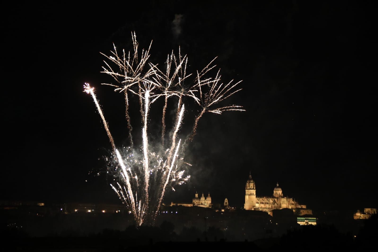 Salamanca despide San Juan de Sahagún con un espectáculo de fuegos artificiales