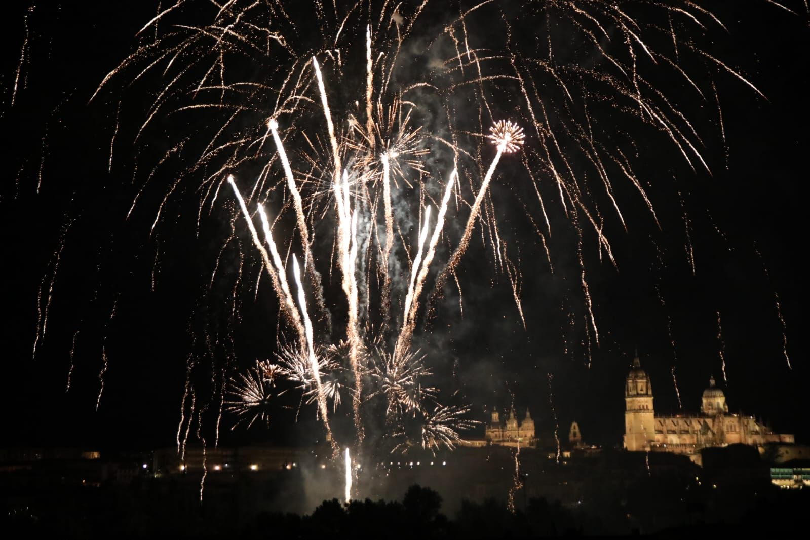 Salamanca despide San Juan de Sahagún con un espectáculo de fuegos artificiales