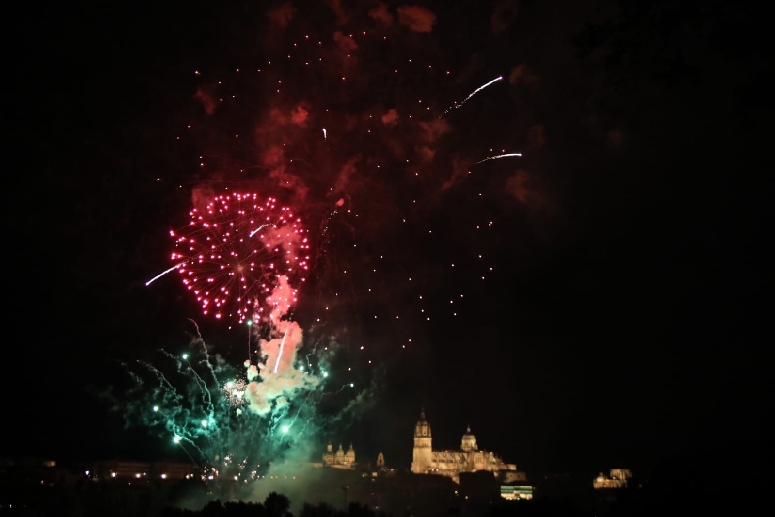Salamanca despide San Juan de Sahagún con un espectáculo de fuegos artificiales