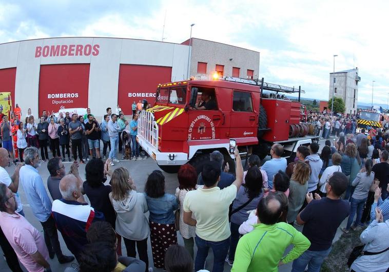 Miles de personas despiden a los bomberos de Ciudad Rodrigo.