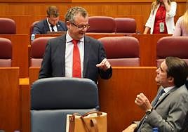 Dueñas conversa con el consejero de Fomento durante el pleno de las Cortes.