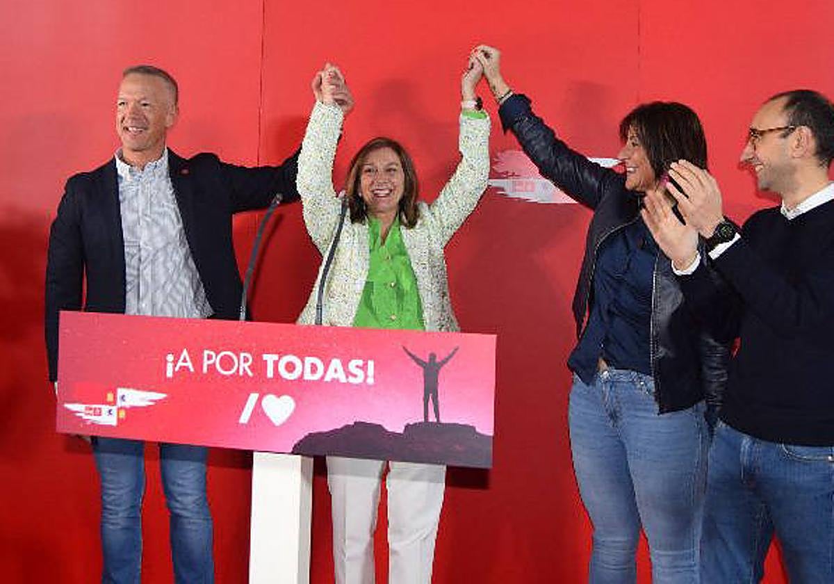 Carmen Ávila, en el centro, durante una reciente visita de Ander Gil a Peñaranda.
