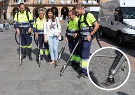 La concejala con los operarios con las cuatro mochilas presentadas en la Plaza Mayor