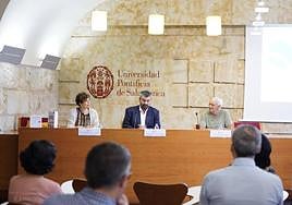 El vicerrector de Internacionalización y Estudiantes, Juan Manuel Castro, junto con la directora del Servicio de Voluntariado, María Eugenia Polo, y Juan José García Carabias.
