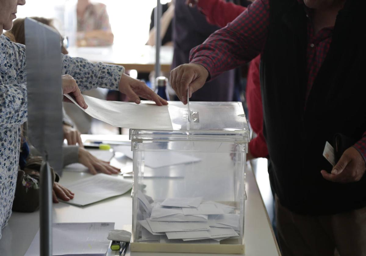 Votante en una mesa electoral de Salamanca el 28M.