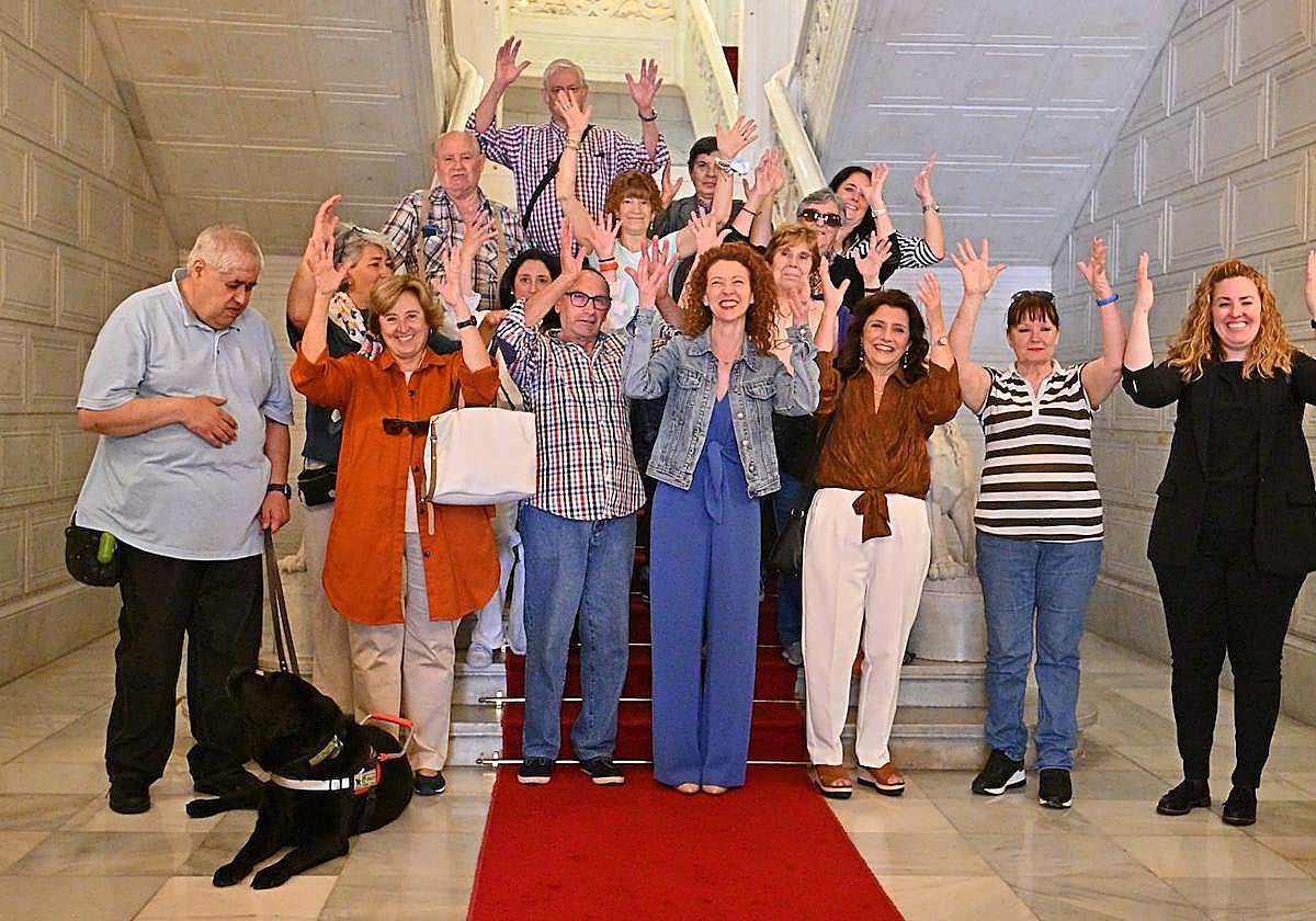 Ana Suárez, en el centro de la imagen, junto con representantes de distintas asociaciones.