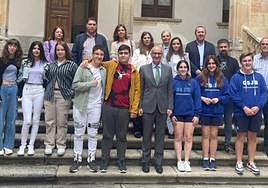 Javier Iglesias, presidente de la Diputación, junto a los premiados en el palacio de La Salina.