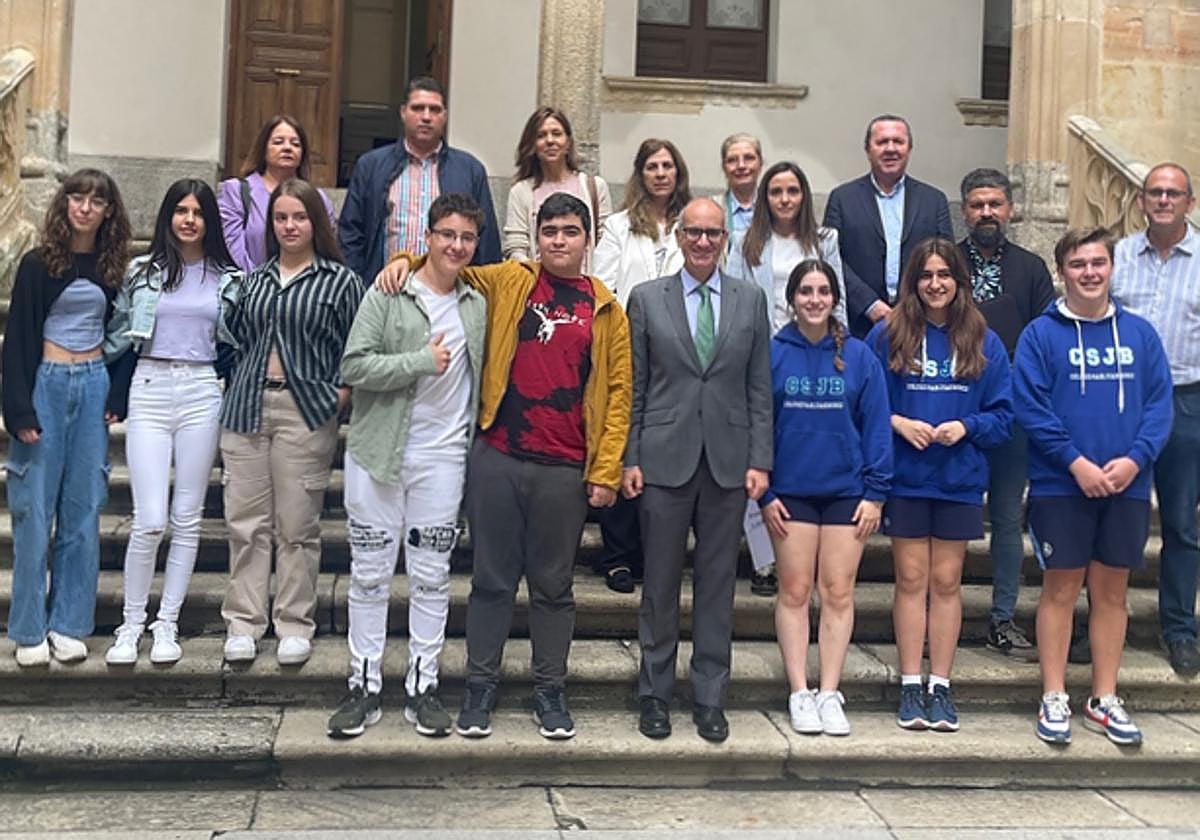 Javier Iglesias, presidente de la Diputación, junto a los premiados en el palacio de La Salina.