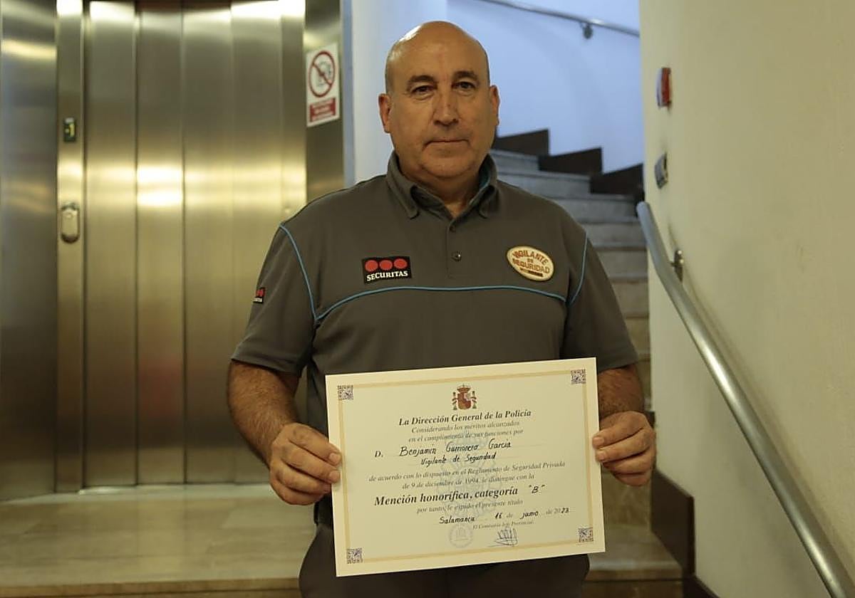 Benjamín Gurrionero muestra orgulloso su mención honorífica.