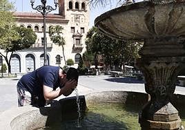 Imagen de archivo de un joven refrescándose en la Plaza de los Bandos.