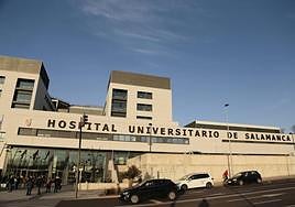 Acceso principal al Hospital Clínico Universitario.