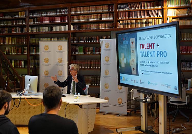 El vicerrector de Investigación e Innovación Educativa, Pedro Sangro Colón, ha presidido el acto.