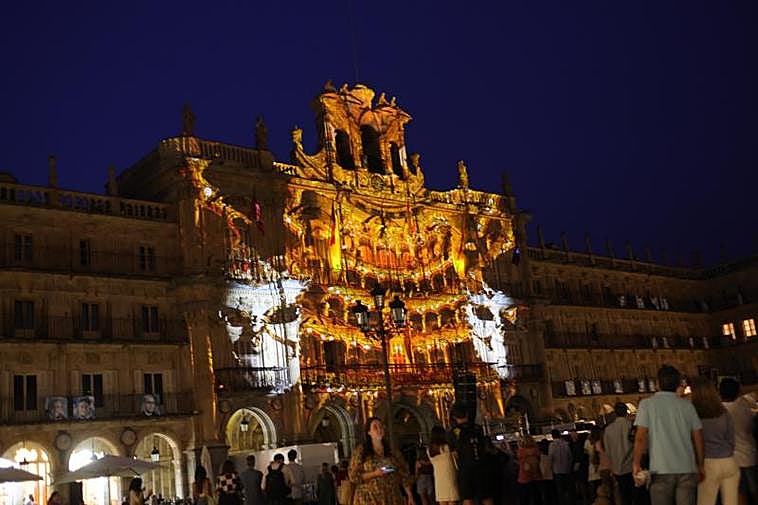 Uno de los montajes de videomapping sobre la fachada del Ayuntamiento.