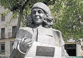Escultura a Carmen Martín Gaite en Salamanca.