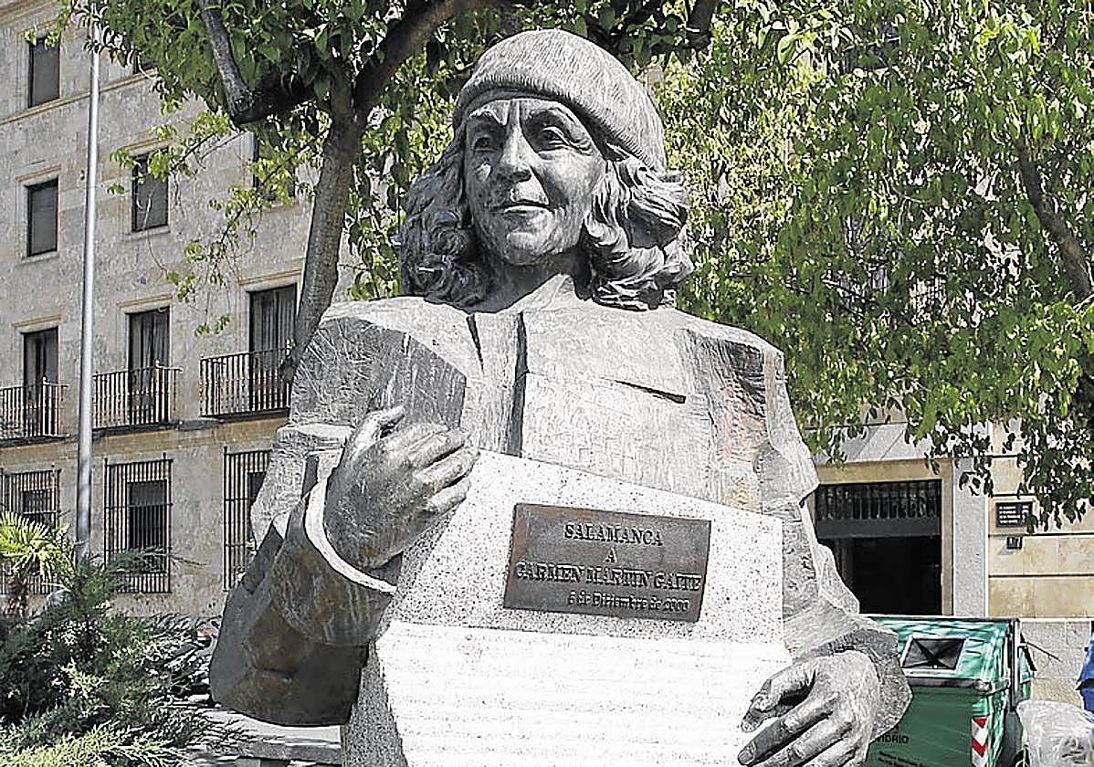 Escultura a Carmen Martín Gaite en Salamanca.