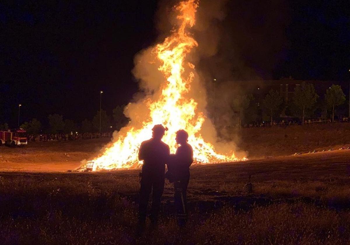 La Hoguera de San Juan, en el barrio del Zurguén la noche del 23 de junio