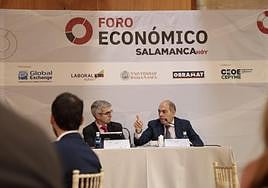 El presidente de ATA, Lorenzo Amor, se dirige a los presentes en el Foro Económico de Salamancahoy, junto al presentador, el subdirector de El Norte, Ignacio Foces.